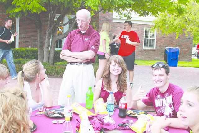 President O'Brien talks with new students. Photo by Frankie Sanchez.