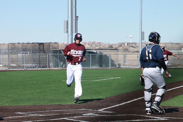 A player runs towards home base. Photo by Frankie Sanchez.